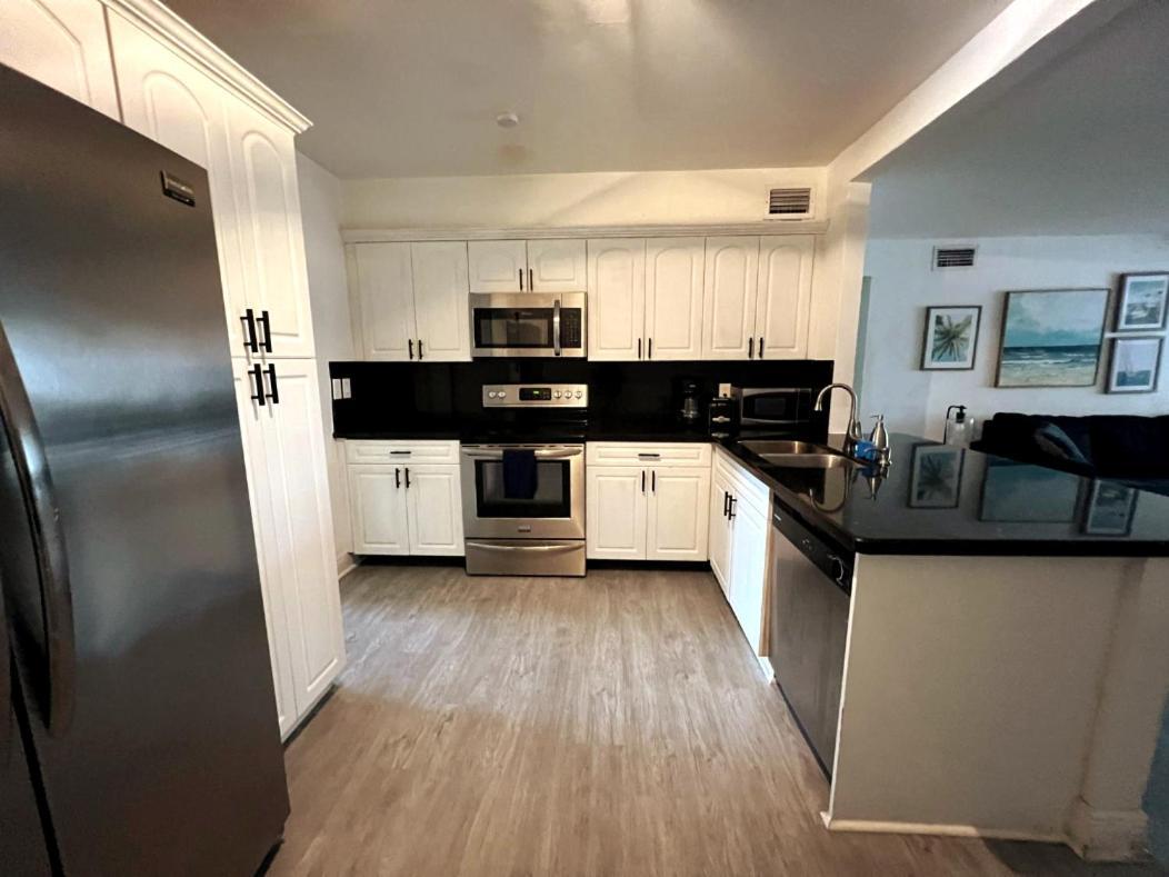 Designed Private Suites In Miami Bilik gambar