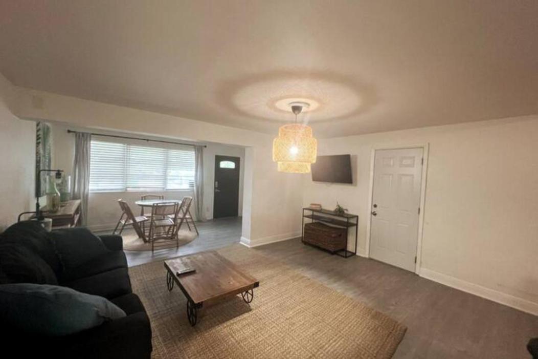 Designed Private Suites In Miami Bilik gambar