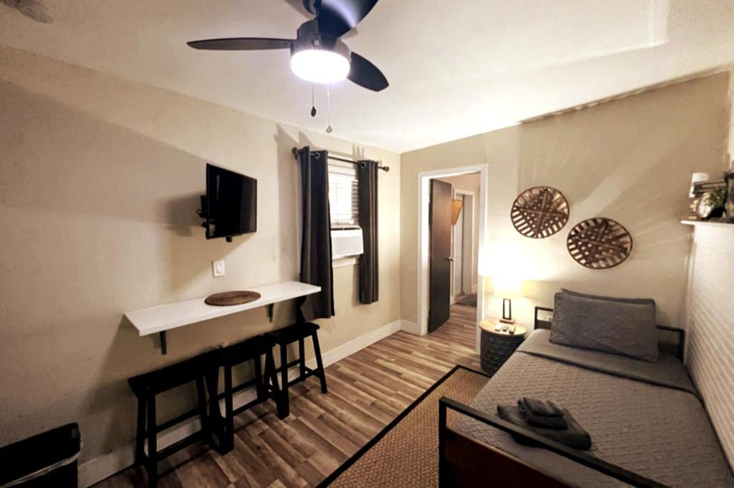 Designed Private Suites In Miami Bilik gambar