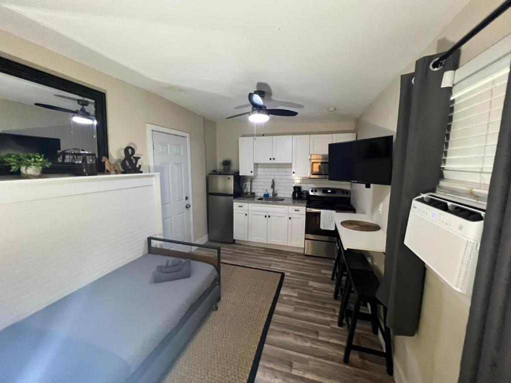 Designed Private Suites In Miami Bilik gambar